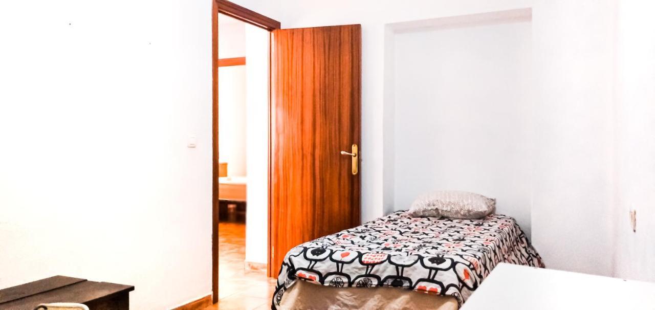 Room In Malaga Center, Homestay "Window To Road" - Habitacion En Apartamento, Ventana A La Careterra! ภายนอก รูปภาพ